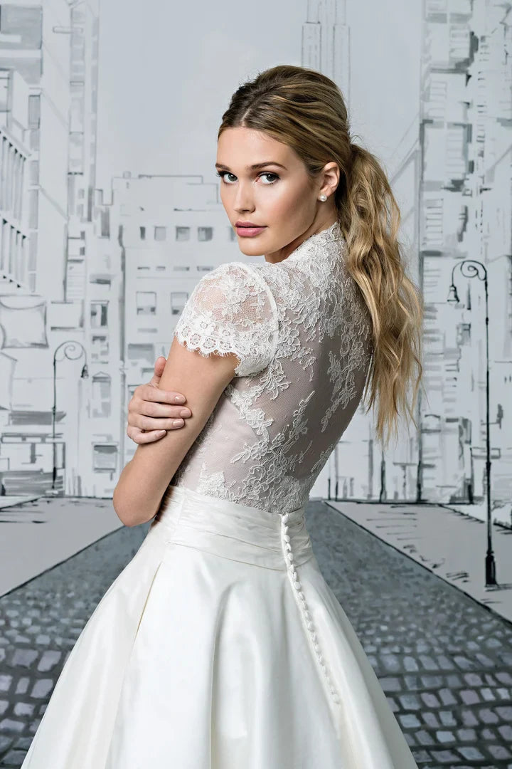 Damenkleid für Hochzeit mit V-Ausschnitt und kurzen Ärmeln | Midi