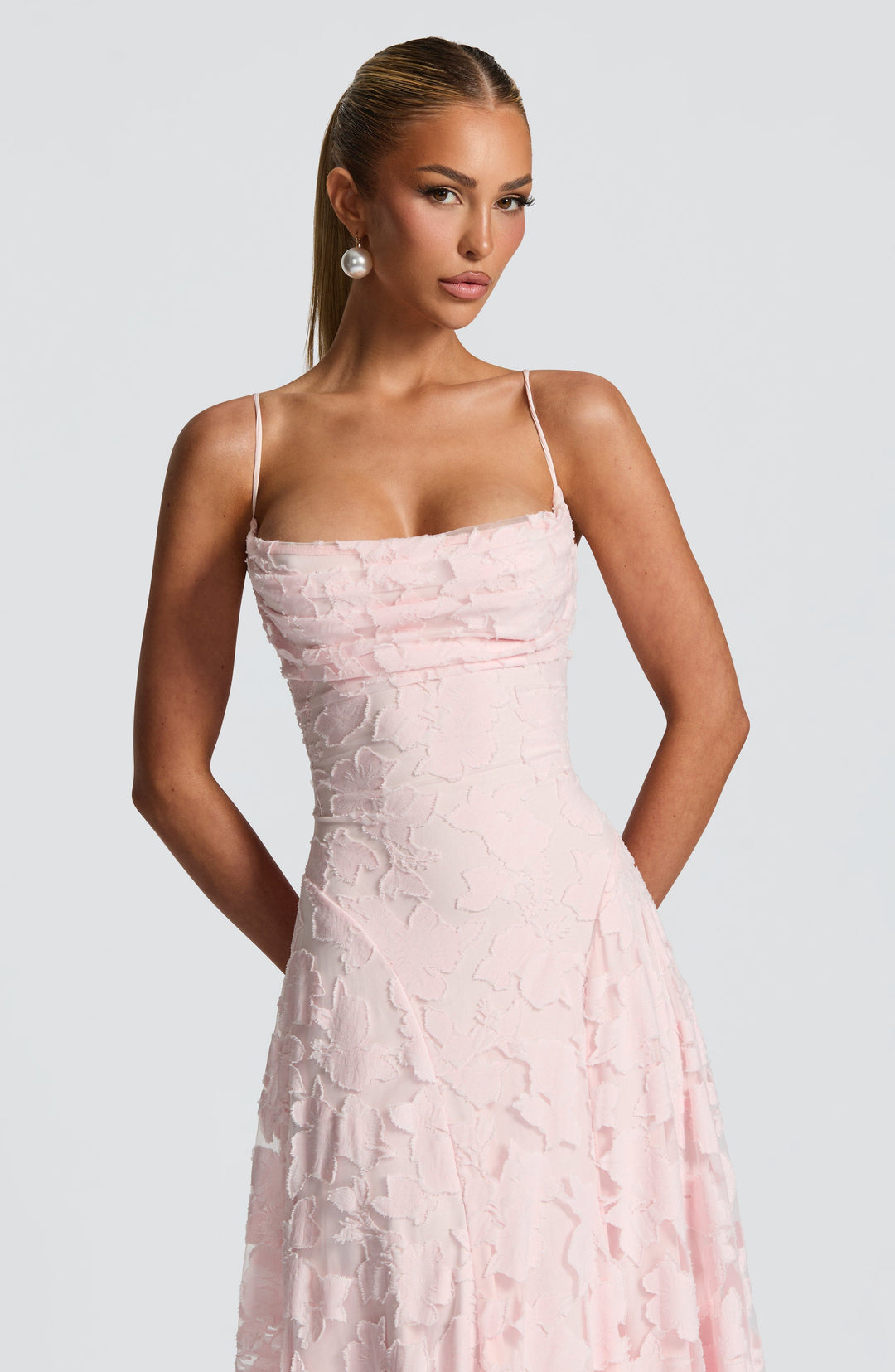 Damen Kleid mit offenem Rücken und Blumenstruktur | Maxi
