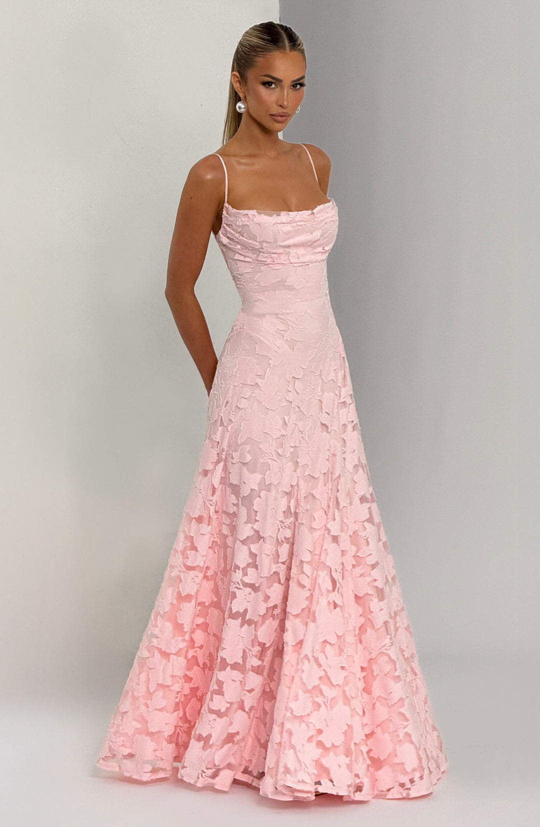 Damen Kleid mit offenem Rücken und Blumenstruktur | Maxi
