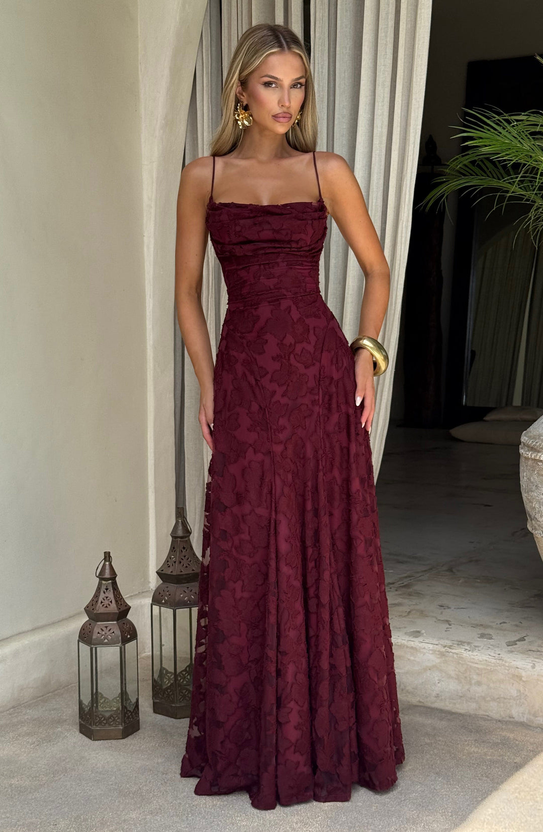 Damen Kleid mit offenem Rücken und Blumenstruktur | Maxi