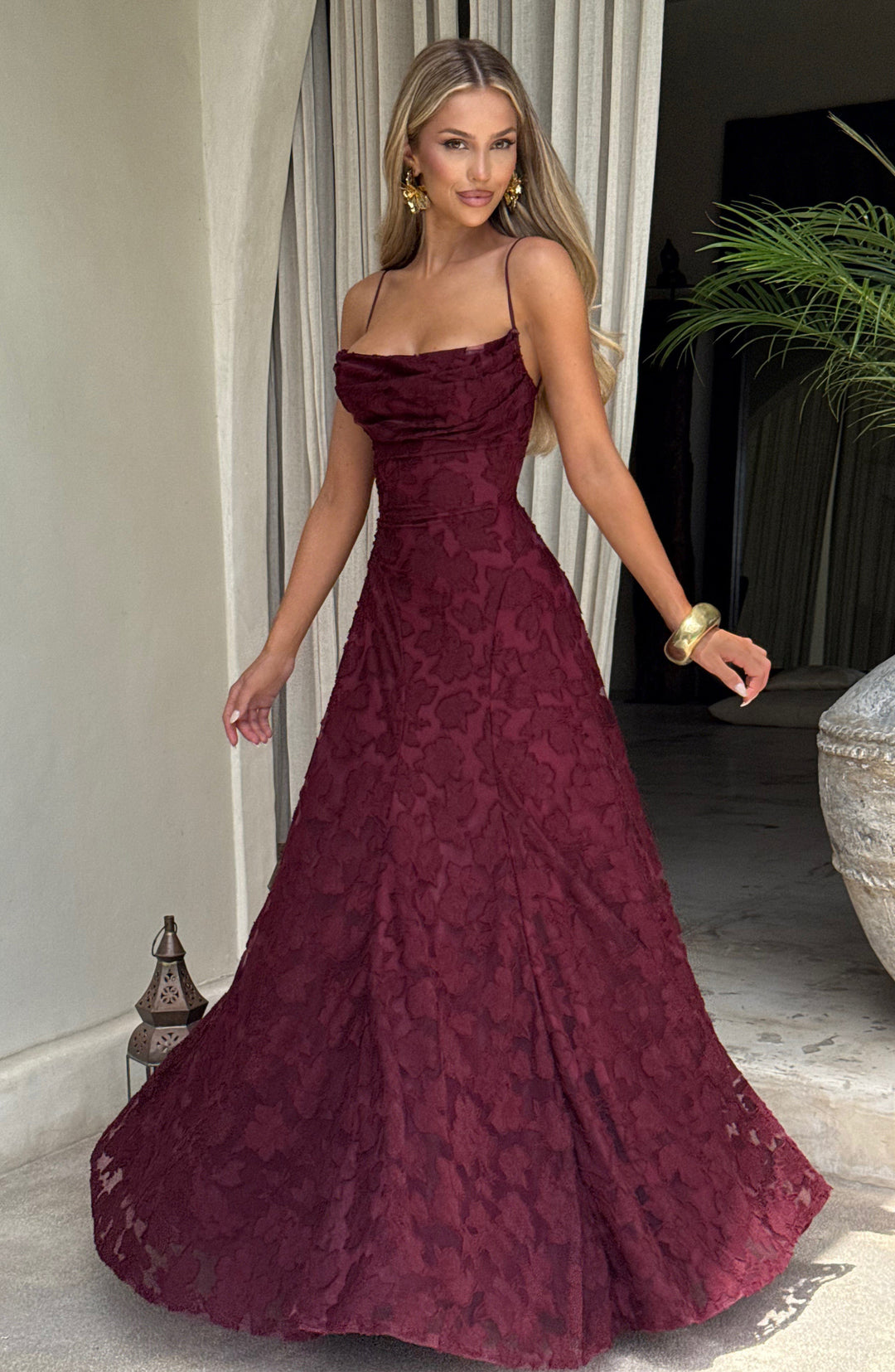 Damen Kleid mit offenem Rücken und Blumenstruktur | Maxi