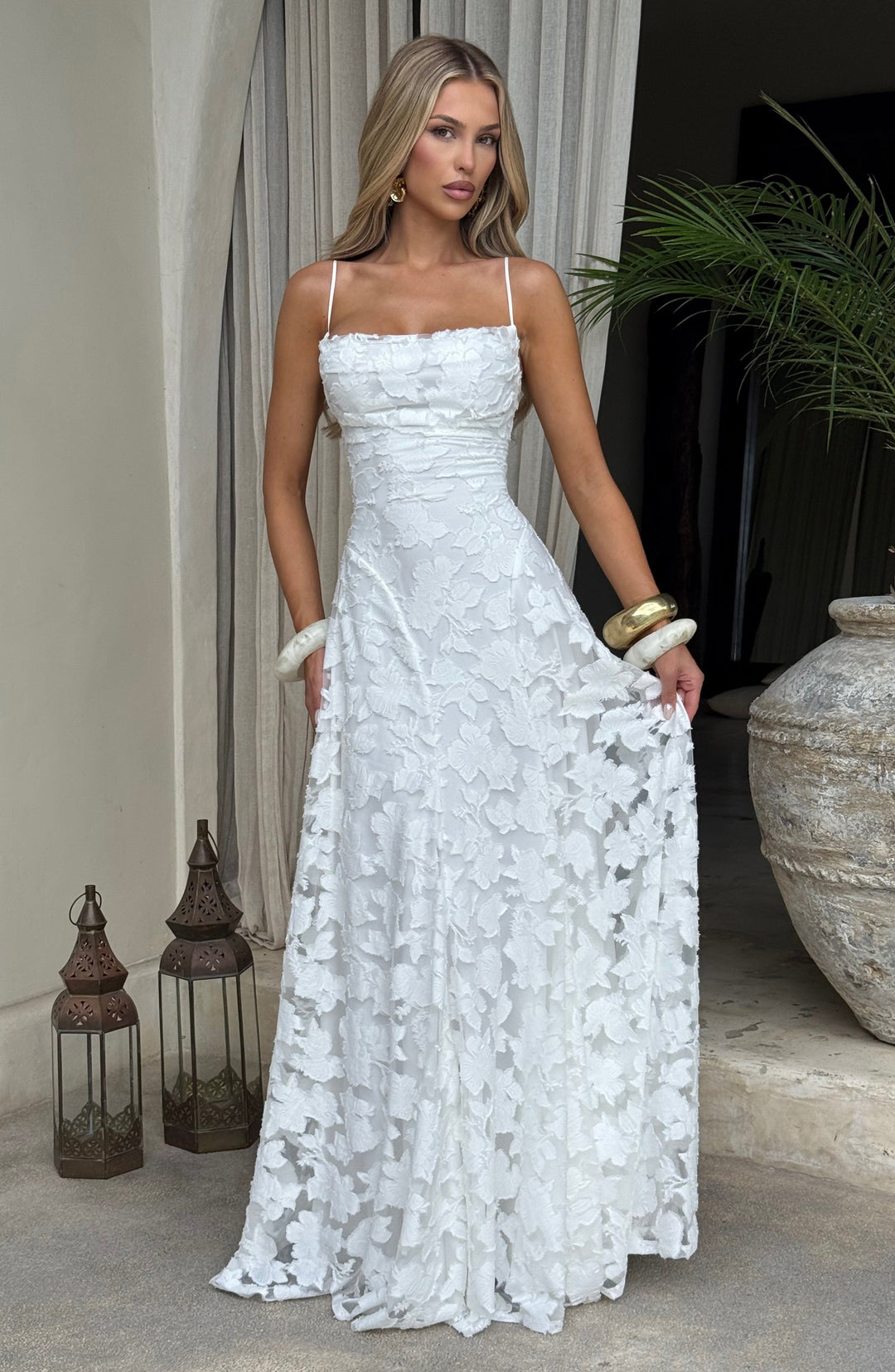 Damen Kleid mit offenem Rücken und Blumenstruktur | Maxi