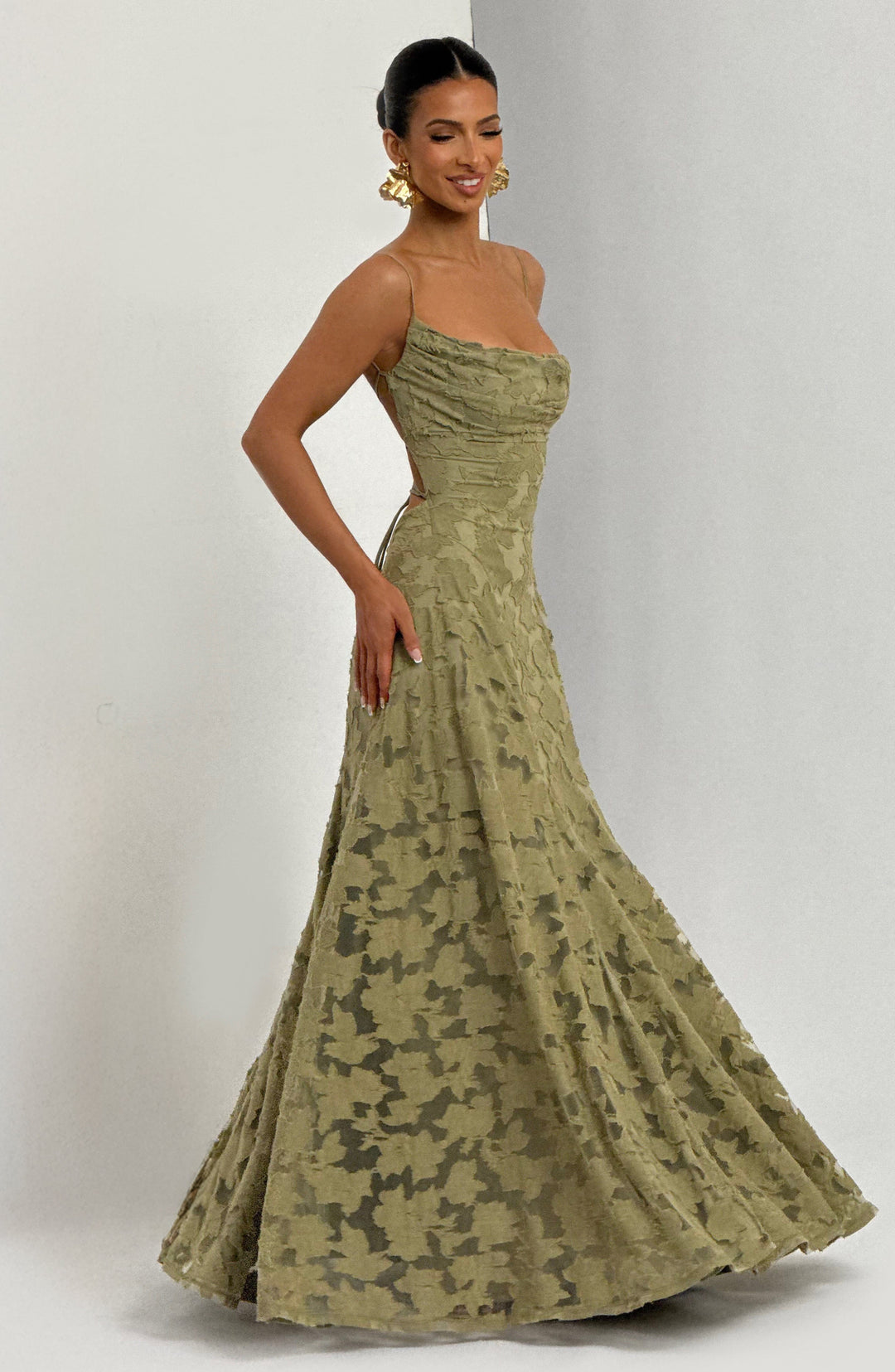 Damen Kleid mit offenem Rücken und Blumenstruktur | Maxi